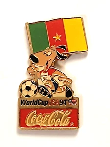 Bandiera Camerun Africa Stryker Coppa del Mondo Calcio Cane Mascotte Coca-Cola Spilla Coca-Cola - Foto 1 di 1