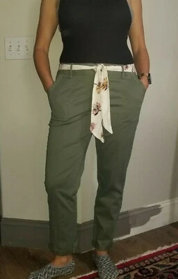 Pantalón chino holgado floral verde oliva Maurices con cinturón elástico tan lindo precio de venta sugerido por el fabricante $40 Foto 1 de 4