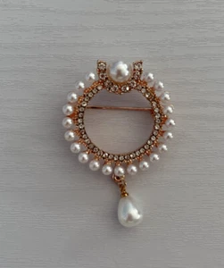 Schöne neue runde Brosche Anstecknadel mit Kunstperlen und Strass roségoldfarben S-91 - Bild 1 von 2