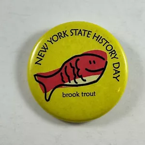Pulsante Pinback New York State History Day Brook Trout 1,75 pollici Happy Fish - Foto 1 di 3