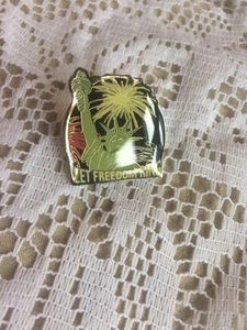 Let Freedom Ring Lapel Pin Statue Liberty 4th July Independence Day Pinback - Picture 1 of 4