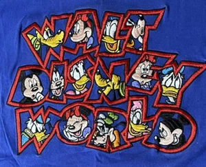 CAMISETA VINTAGE DISNEY WORLD WDW SS BORDADA MICKEY & GANG AZUL XXL - Imagen 1 de 2