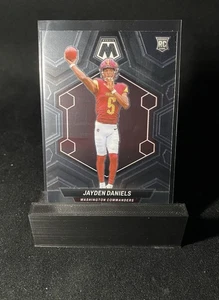2024 Panini Mosaic Jayden Daniels Rookie #302 Washington Commanders RC - Imagen 1 de 2