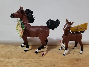 SAFARI LTD BAY HORSE 4” & FOHLEN FIGUREN - Bild 1 von 2