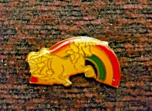 Vintage Enamel Unicorn White with Rainbow Hat Pin Size 3/4" Tall x 1" Wide - Bild 1 von 1