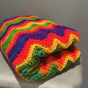 Manta de ganchillo colorida en zigzag - Imagen 1 de 4