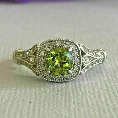 Anillo de compromiso redondo de 2 quilates con halo de peridoto simulado para mujer enchapado en oro blanco de 14 quilates Foto 1 de 4