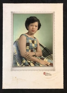 1960 Mujer china en el extranjero Singapur alegre estudio tintado foto en color - Imagen 1 de 2