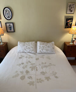 Pottery Barn Beautiful Ivory Queen Crewel Embroidered Duvet Cover & Two Shams