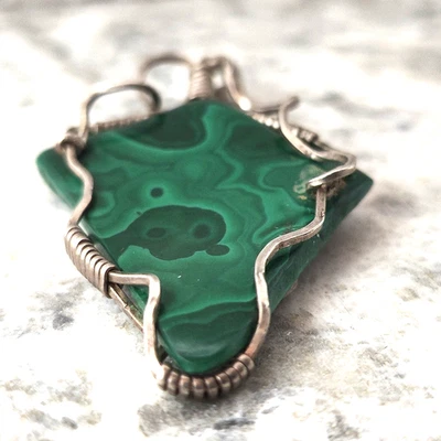 Colgante vintage de piedra de malaquita envuelto artesanalmente en plata con cable pieza llamativa de 2" L Foto 1 de 4