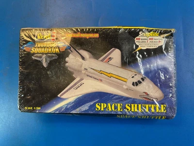 Revell 1/200 Scale Thunder Squadron Space Shuttle Model 85-1188 - Image 1 of 3