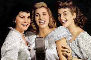 The Andrews Sisters in Blossom - Columbia Special Products aufio cassette tape - Picture 1 of 1
