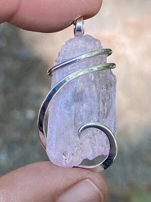 Fragmento forja rosa natural kuncita 31,83 quilates envuelto en plata de ley peso total Foto 1 de 4