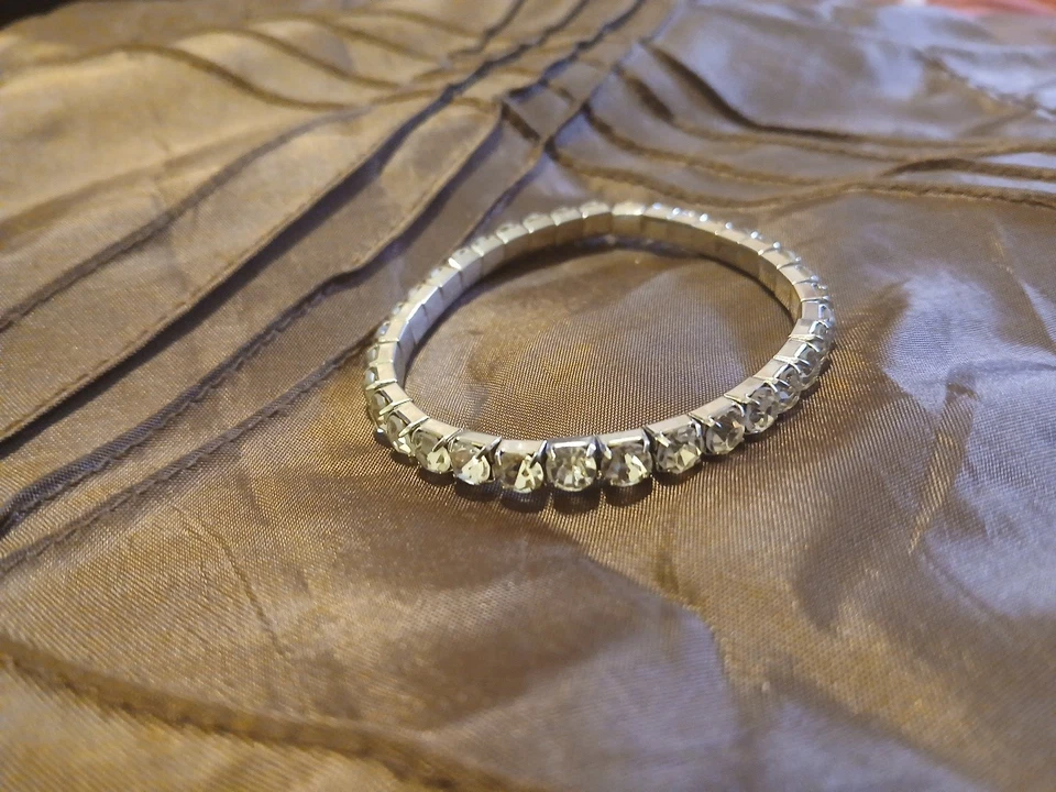 Pulsera de diamantes de imitación elásticos tono plateado, piedras de cristal transparente, aspecto clásico glamoroso Foto 1 de 2