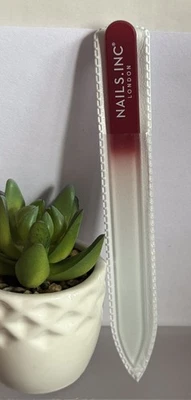 Nails Inc Glasnagelfeile Burgunder Design Ideale Handtaschengröße Brandneu