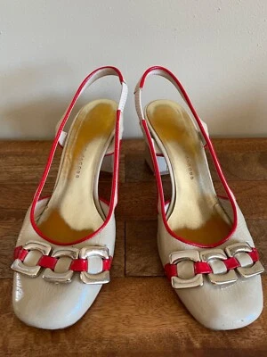 Elegantes tacones Marc Jacobs tostados con ribete rojo y dorado, talla 37,5 Foto 1 de 4