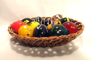 CERAMIC BASKET WITH 12 COLORFUL GLASS EGGS🌟 - Imagen 1 de 4