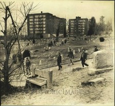 Foto imprensa 1981 Auxiliar policemen Hunt para pistas Cemitério De Montagem Em Prata