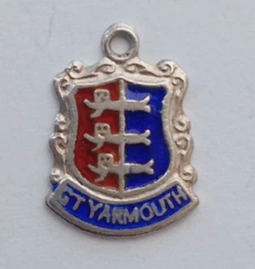 VINTAGE SILVER BRACELET CHARM GT YARMOUTH TRAVEL SHIELD PLACE NAME CHARM. CH1-3 - Picture 1 of 3