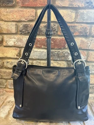 Cartera de hombro PERLINA New York forrada de cuero con asa superior con tachuelas negra Foto 1 de 4