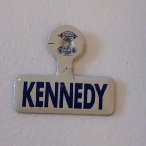 Un pin de solapa de lengüeta de metal de campaña presidencial John F Kennedy 1960 nunca usado - Imagen 1 de 13