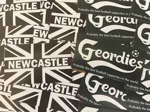 24 x Newcastle United UTD FC Aufkleber - Flagge Schal Shirt Abzeichen Druck - Bild 1 von 2