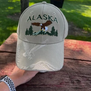 Gorra Alaska Bronceada con Increíble Bordado Colorido y Blanco, Águilas Mts, Árboles Usada en Excelente Condición - Imagen 1 de 13