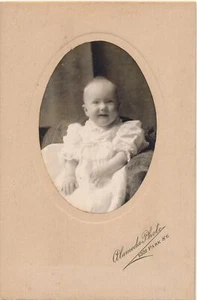 Vintage Cabinet Card Portrait Photograph Of Smiling Baby - Picture 1 of 2