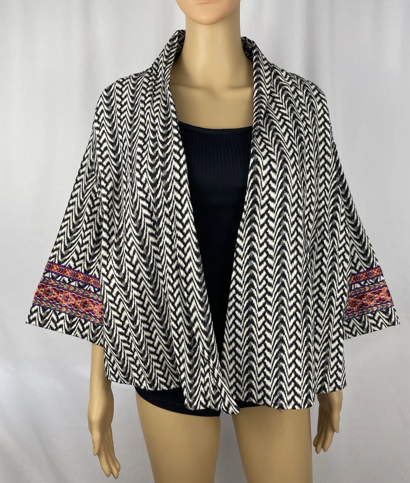 Chaqueta Kimono Recortada Frente Abierto Colección Zara W&B Blanco y Negro, Talla M Foto 1 de 4