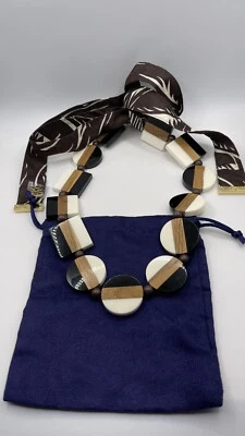 Colar de contas TORY BURCH bloco colorido círculo/fita quadrada logotipo MARROM/CREME - Imagem 1 de 4