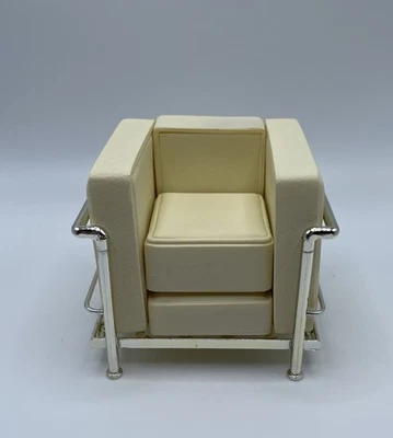 Sillón Le Corbusier Miniatura Escala 1:12, Silla Blanca Moderna Mediados de Siglo Foto 1 de 4