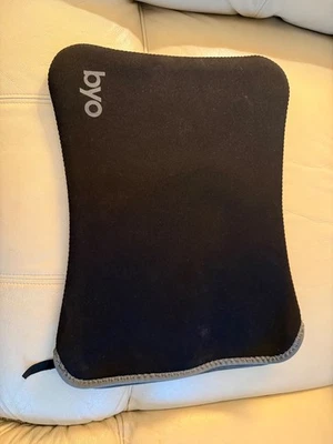 Funda de neopreno para computadora portátil BYO 16" negra  Foto 1 de 3