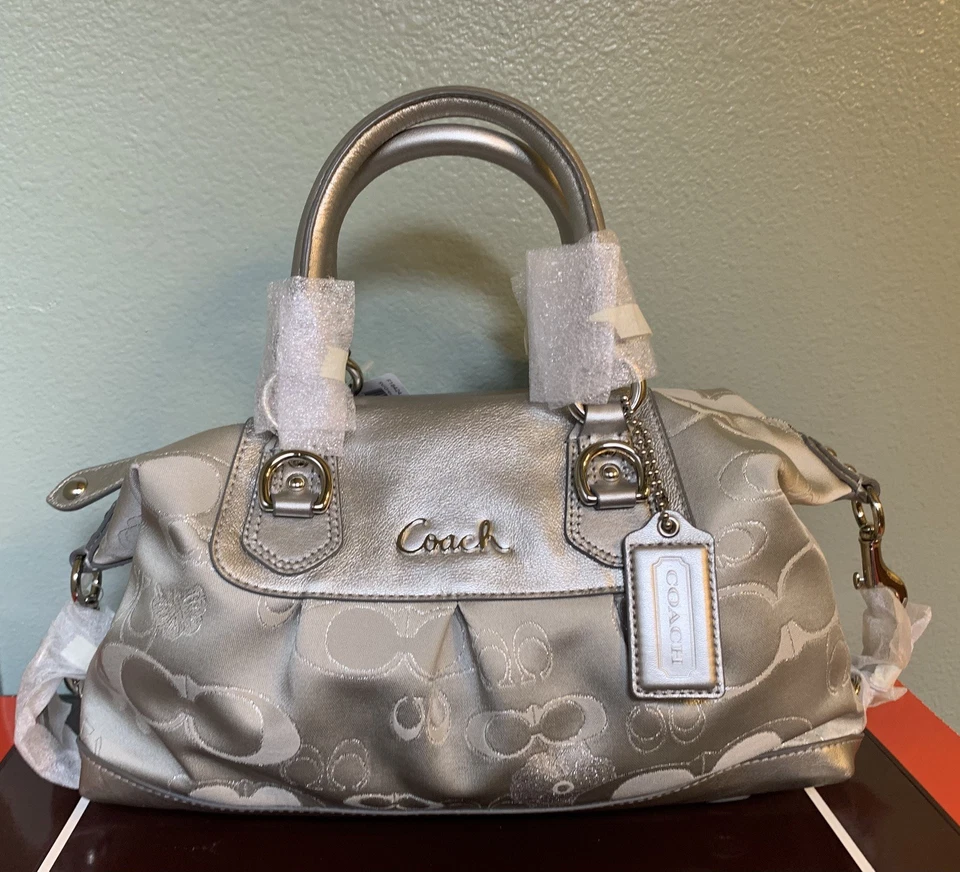 Raro Bolso Cartera Coach Ashley Signature Jardín Plisado Mariposa 18424 Nuevo con Etiquetas Foto 1 de 4