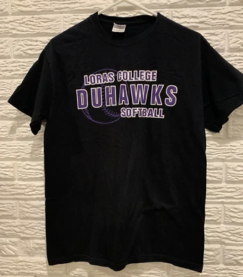 Camiseta de Softbol Loras College Duhawks, Negra, Marca Gildan, Talla Adulto Mediana Foto 1 de 4