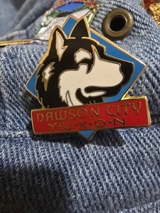 Cappello cane Dawson City Yukon Husky cravatta bavero raccoglitore spilla viaggio db - Foto 1 di 1