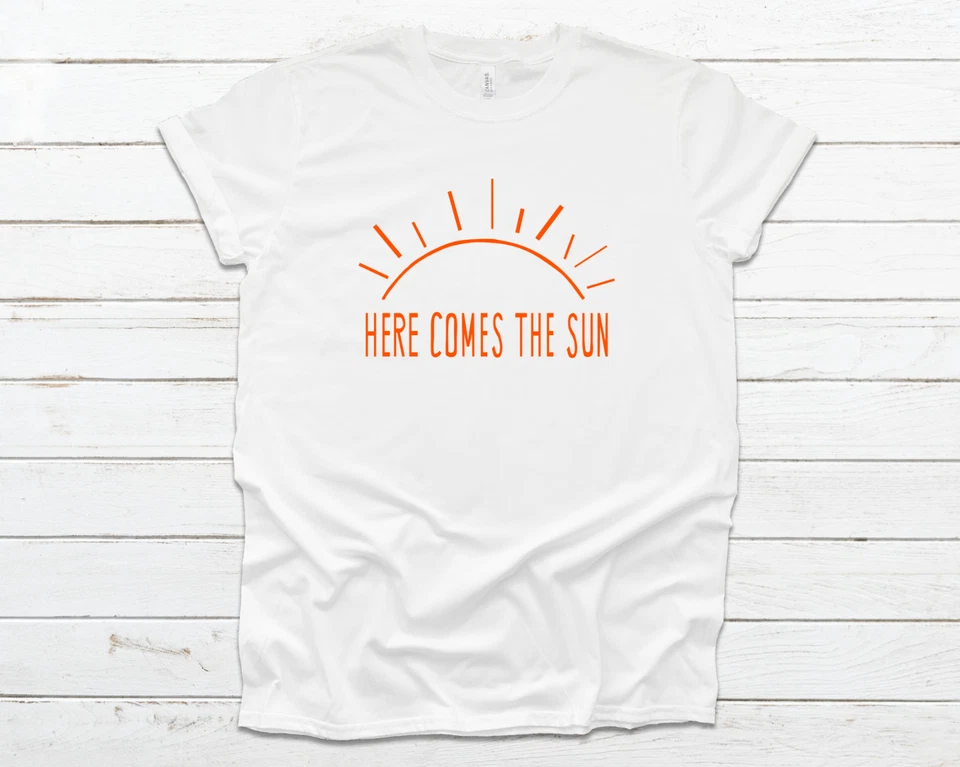 Camiseta Here Comes the Sun - Gran camiseta para dar la bienvenida al verano - Unisex Foto 1 de 1