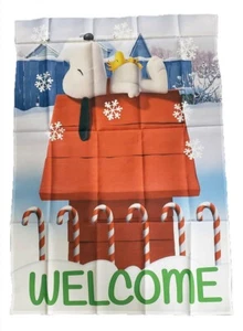 CACAHUETES SNOOPY EN CASA DE PERROS BASTÓN DE CARAMELO BIENVENIDA CASA BANDERA ~ 28"x40" ~ NUEVO - Imagen 1 de 1