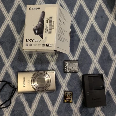 Canon Powershot IXY 650/ELPH360 Point&Shoot Digital Camera Starter Kit Silver - Image 1 of 4