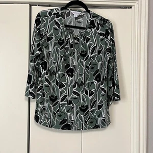 Blusa Liz Claiborne Estampado Floral Manga 3/4 Detalle Botón Verde PL - Imagen 1 de 4