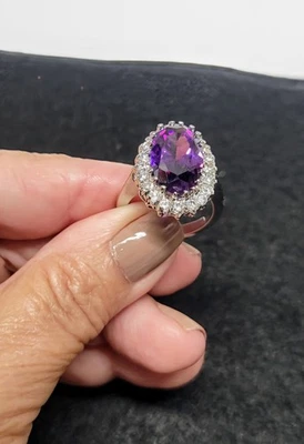 Anillo facetado de amatista de 3 quilates (creado en laboratorio) con pedrería de cristal talla 8 Foto 1 de 4