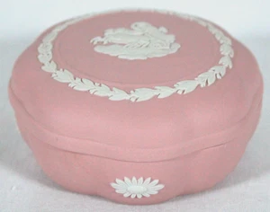 VTG WEDGWOOD JASPERWARE PINK "AURORA" SMALL SCALLOPED CANDY BOX 4" X 4" NEW - Picture 1 of 7