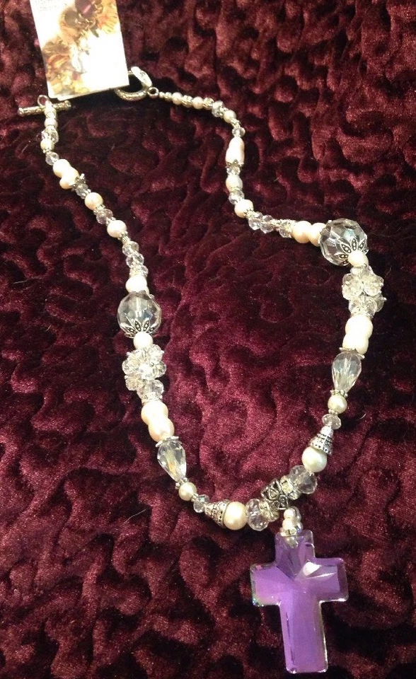 Collar de perlas, cristal y diamantes de imitación con colgante de cruz de cristal, 24 pulgadas Foto 1 de 4