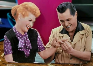 Holz I LOVE LUCY "BUILDING A BBQ" & verliert Ehering 3D Magnet Lucille Kugel  - Bild 1 von 3