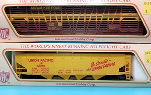 LOTE IHC UNION PACIFIC QUAD BAY UP 62040 & MILWAUKEE ROAD STOCK CAR MILW 26349 - Imagen 1 de 2