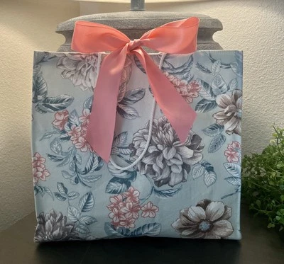 Tela Estampado Floral Azul y Rosa con Cinta de Satén Rosa Bolsa Regalo Reutilizable Foto 1 de 4