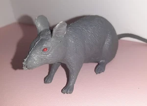 RAT Chirriante Juguete Gris Novedad Juguete Halloween Prop Broma De Colección 4" - Imagen 1 de 4