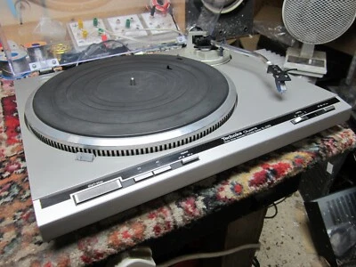TECHNICS SL-Q303 QUARTZ DIRECT DRIVE  AUTOMATIC  TURNTABLE - Image 1 of 4