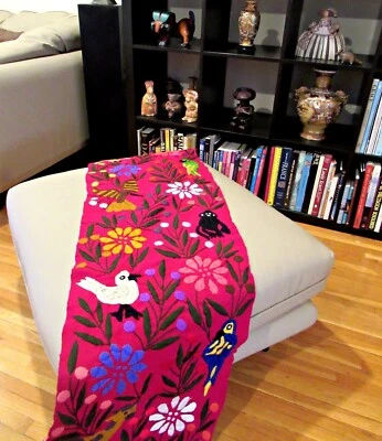 MEXICAN MAYA HAND MADE TABLE RUNNER WOOL HAND EMBROIDERY ANIMALS  from CHIAPAS - Image 1 of 4