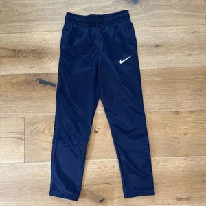 Pantaloni Nike Track Youth Medium Thermafit Blu Vestibilità Standard NUOVI - Foto 1 di 8