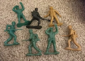 Vintage Greenbrier International Inc. Tan & green 4 inch Plastic Army Soldiers - Picture 1 of 3
